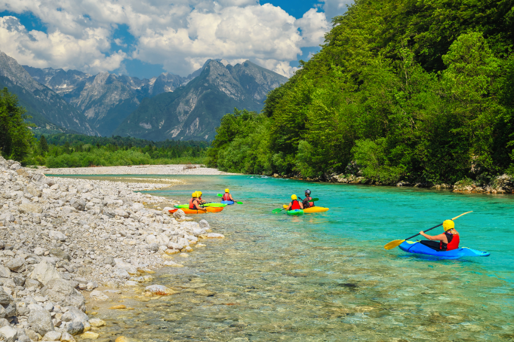Kajakken op een turquoise rivier